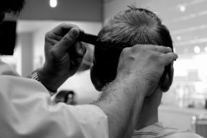 Un homme au coiffeur